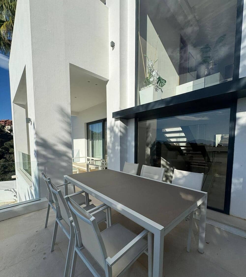 6 bedroom Villa for rent in Marbella with pool garage - € 13,000 (Ref: 9165468)