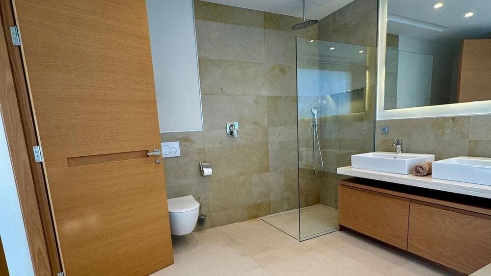 6 bedroom Villa for rent in Marbella with pool garage - € 13,000 (Ref: 9165468)