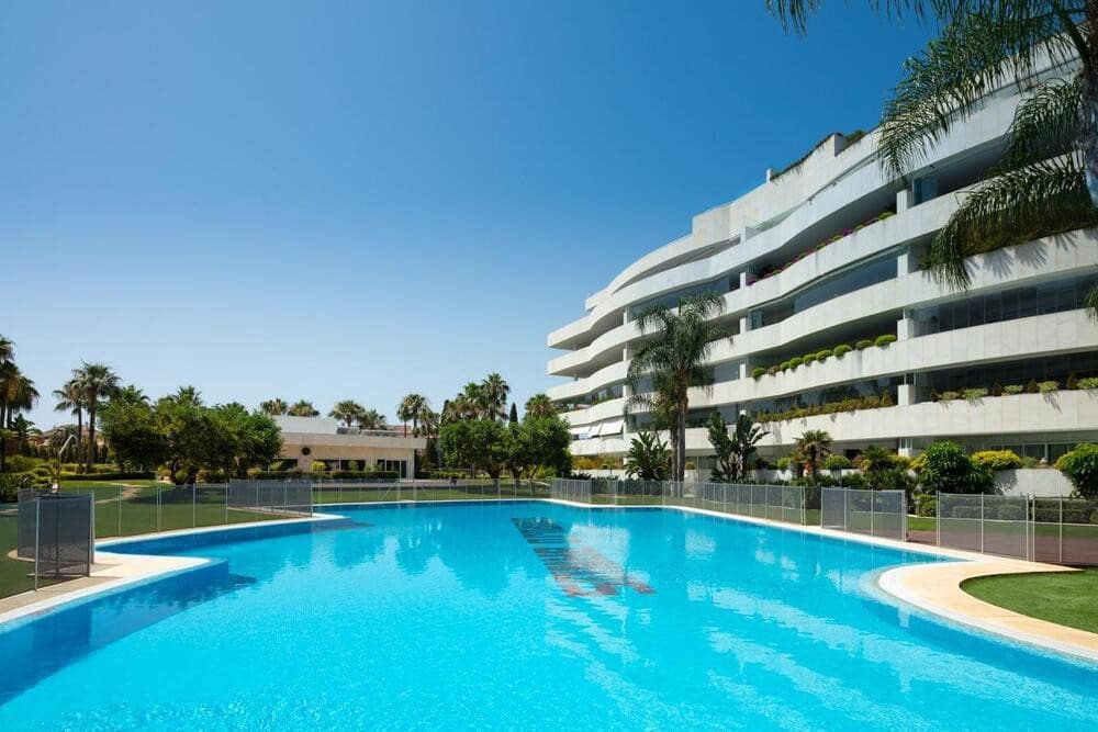 3 soveværelse Lejlighed til leje i Marbella med swimmingpool garage - € 4.500 (Ref: 9177174)