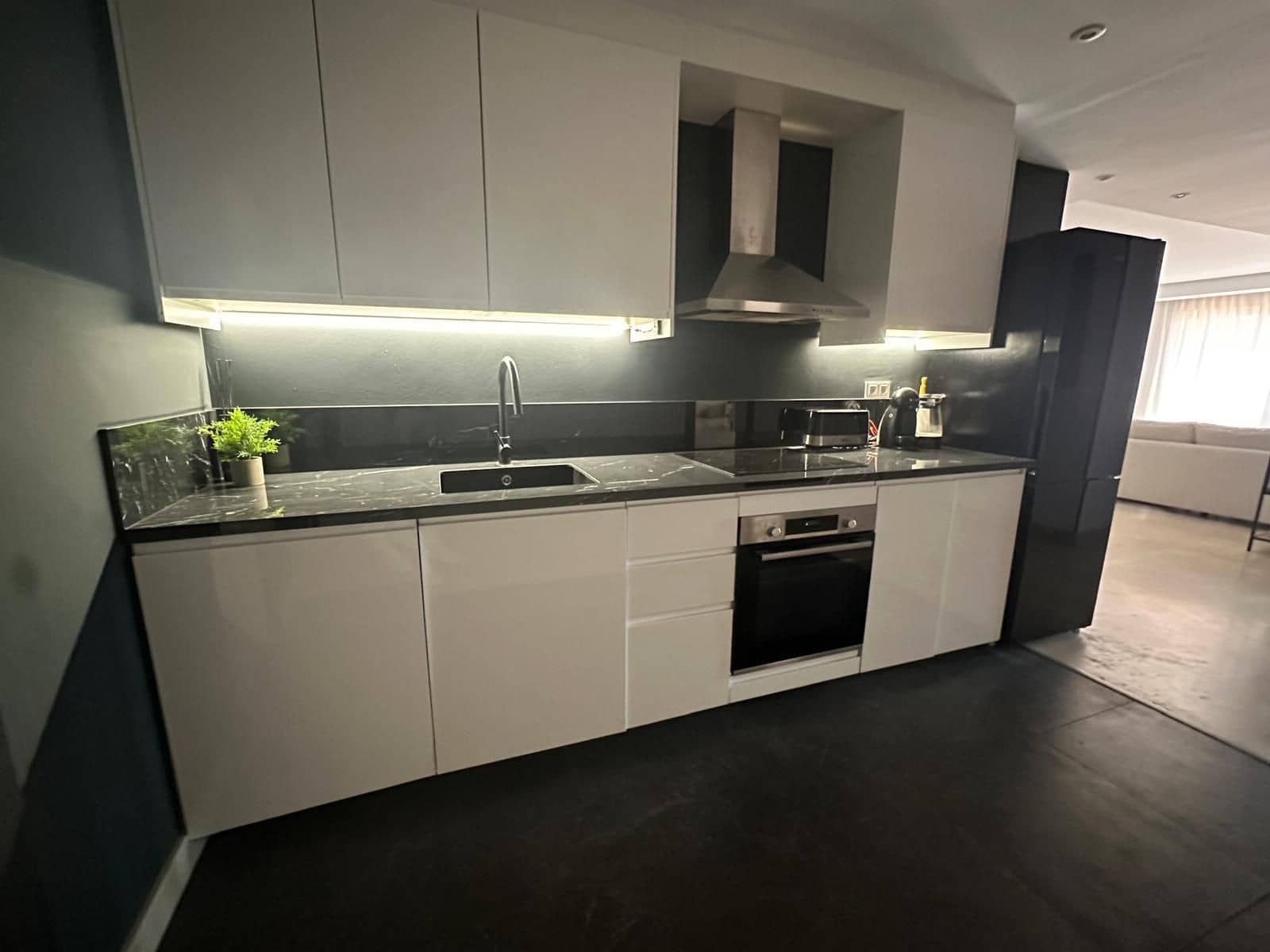 3 slaapkamer Appartement te huur in Marbella met zwembad garage - € 4.500 (Ref: 9183236)