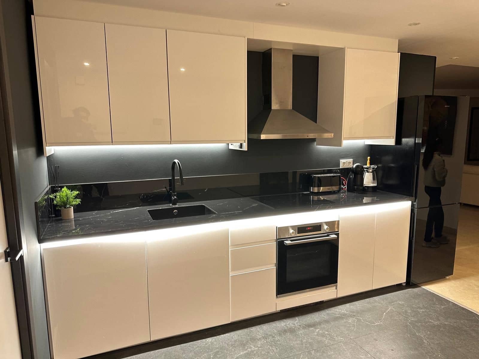 3 slaapkamer Appartement te huur in Marbella met zwembad garage - € 4.500 (Ref: 9183236)