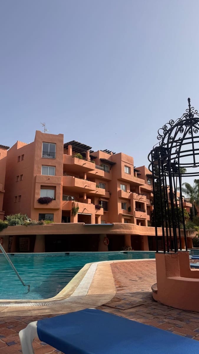 Appartement de 3 chambres à louer à Marbella avec piscine garage - 3 500 € (Ref: 9183236)