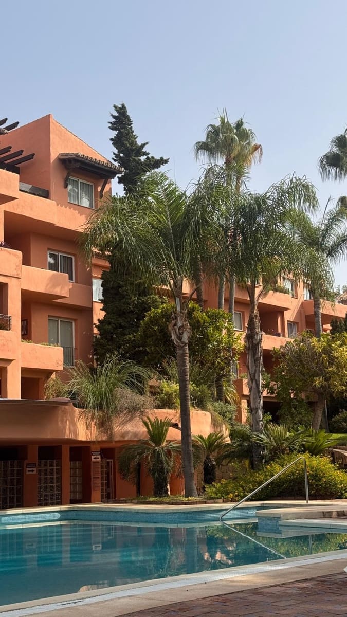 Appartement de 3 chambres à louer à Marbella avec piscine garage - 3 500 € (Ref: 9183236)