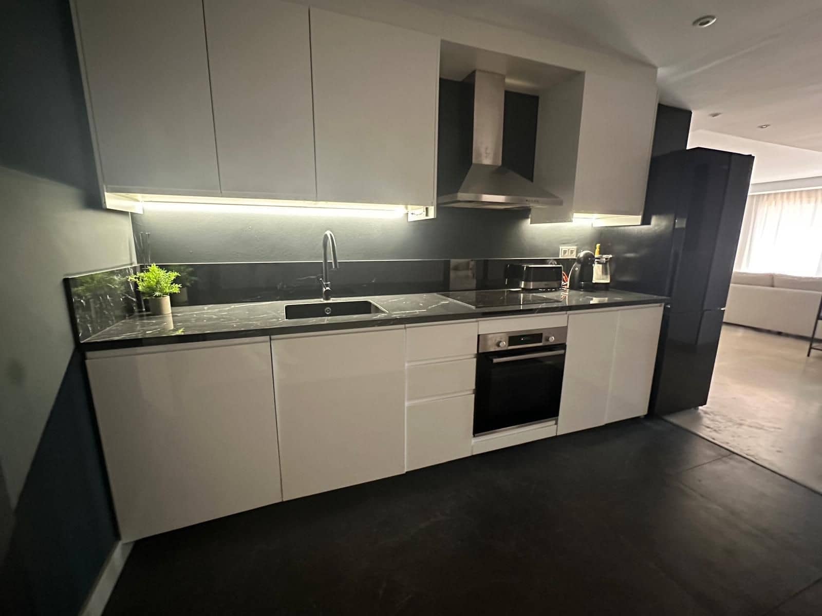 Appartement de 3 chambres à louer à Marbella avec piscine garage - 3 500 € (Ref: 9183236)