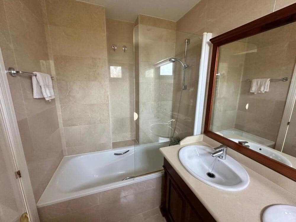 2 soverom Leilighet til leie i Benahavis med svømmebasseng garasje - € 1 900 (Ref: 9187986)