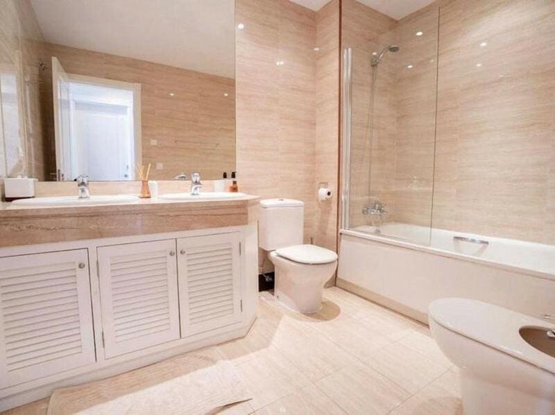 Appartement de 3 chambres à louer à Marbella avec piscine garage - 3 800 € (Ref: 9192032)