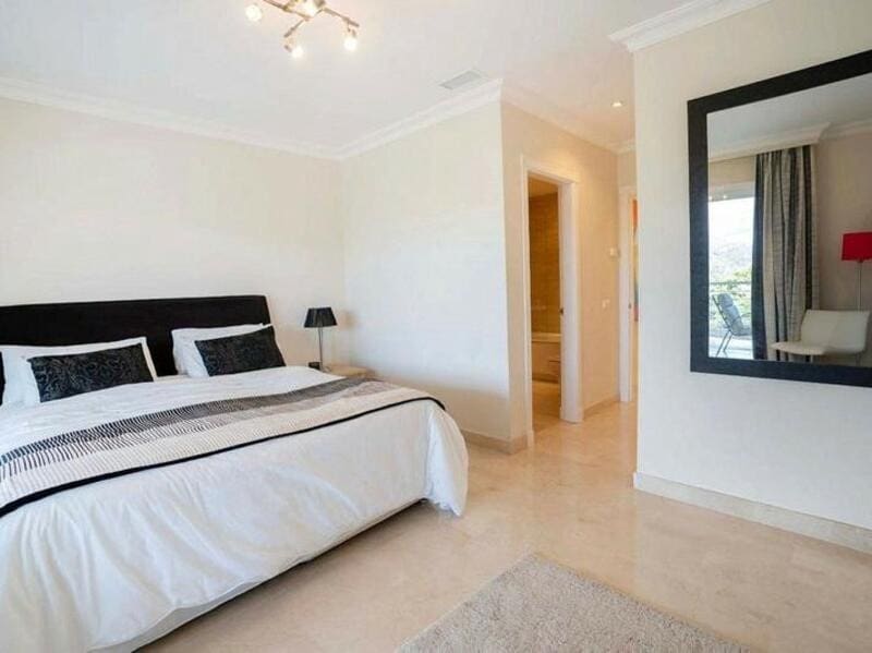 Appartement de 3 chambres à louer à Marbella avec piscine garage - 3 800 € (Ref: 9192032)