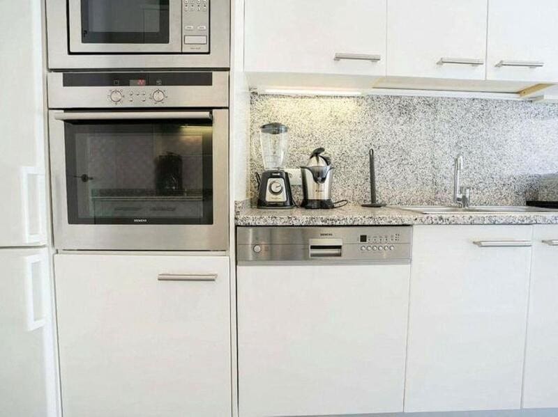 Appartement de 3 chambres à louer à Marbella avec piscine garage - 3 800 € (Ref: 9192032)