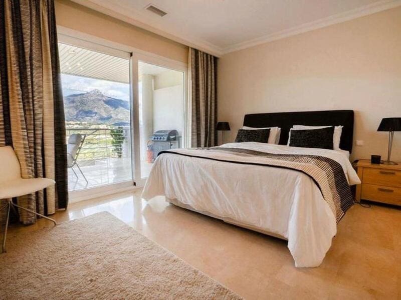 Appartement de 3 chambres à louer à Marbella avec piscine garage - 3 800 € (Ref: 9192032)