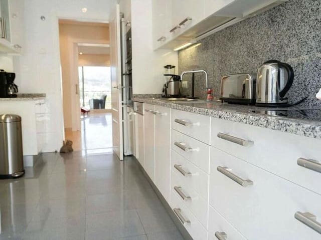 3 soveværelse Lejlighed til leje i Las Brisas, Marbella med swimmingpool garage - € 3.800 (Ref: 9192032)