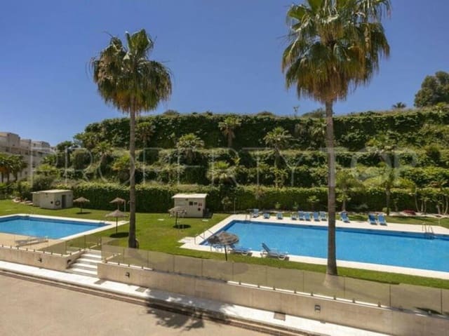 3 soveværelse Lejlighed til leje i Las Brisas, Marbella med swimmingpool garage - € 3.800 (Ref: 9192032)