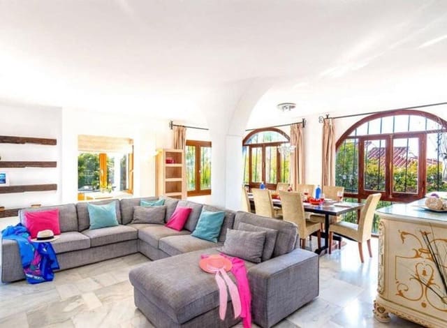 4 bedroom Villa for rent in El Rosario, Marbella with pool garage - € 5,900 (Ref: 9193556)