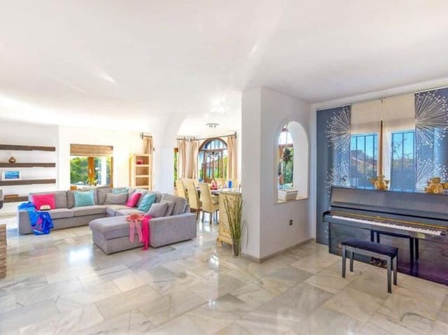 4 bedroom Villa for rent in El Rosario, Marbella with pool garage - € 5,900 (Ref: 9193556)