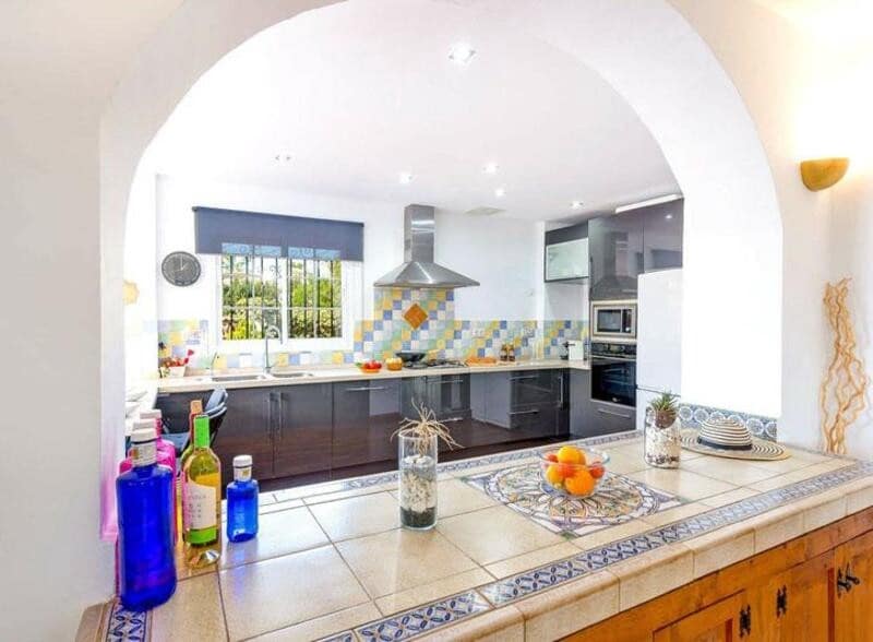 4 makuuhuone Huvila vuokrattavana paikassa Marbella mukana uima-altaan 
autotalli - 5 900 € (Ref: 9193556)