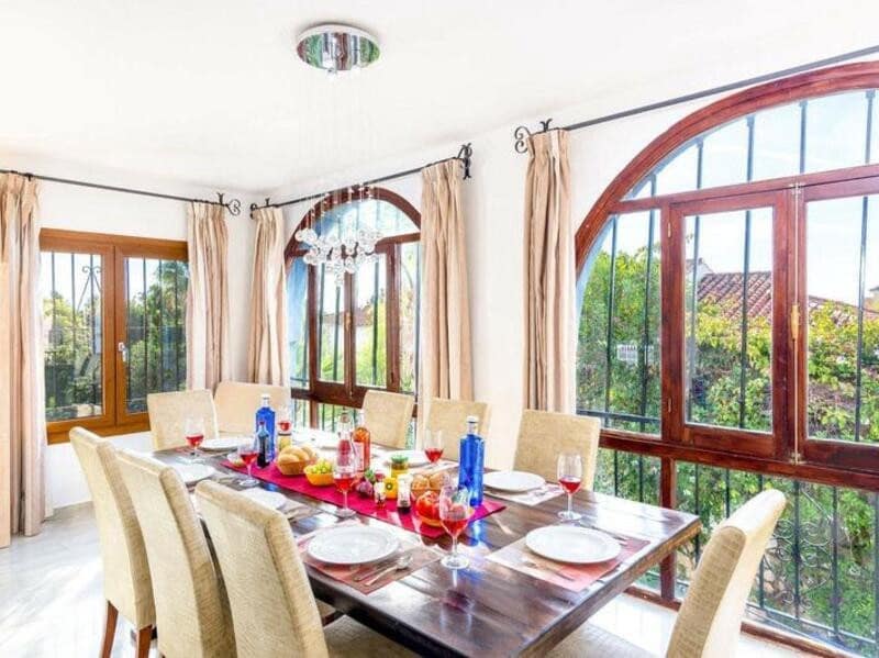 4 makuuhuone Huvila vuokrattavana paikassa Marbella mukana uima-altaan 
autotalli - 5 900 € (Ref: 9193556)