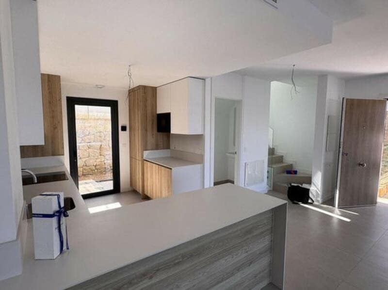 3 sypialnia Dom blizniak do wynajęcia w El Paraiso z basenem garażem - 5 000 € (Ref: 9208053)