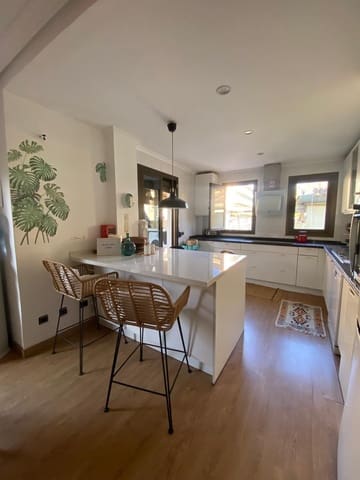 4 bedroom Penthouse for rent in Playa Bajadilla - Puertos, Marbella with garage - € 3,800 (Ref: 9219661)