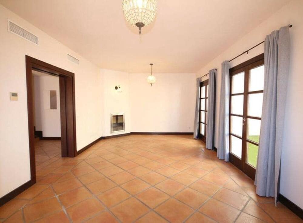 4 sovrum Semi-fristående Villa att hyra i Benahavis med pool garage - 2 700 € (Ref: 9232148)