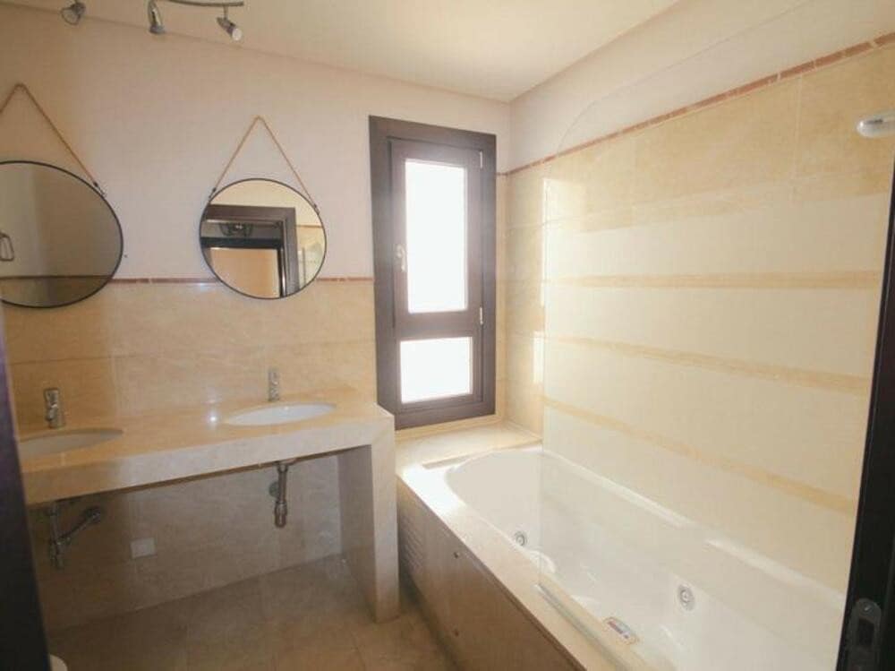 4 sovrum Semi-fristående Villa att hyra i Benahavis med pool garage - 2 700 € (Ref: 9232148)