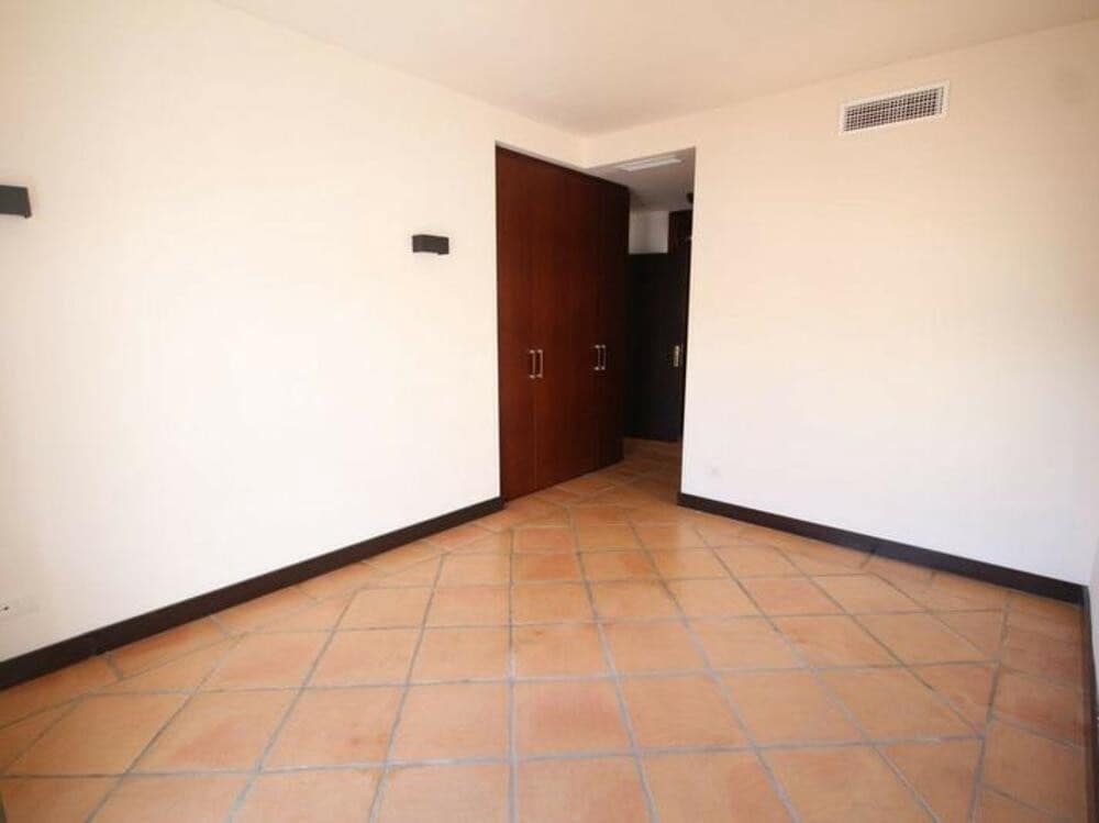 4 sovrum Semi-fristående Villa att hyra i Benahavis med pool garage - 2 700 € (Ref: 9232148)