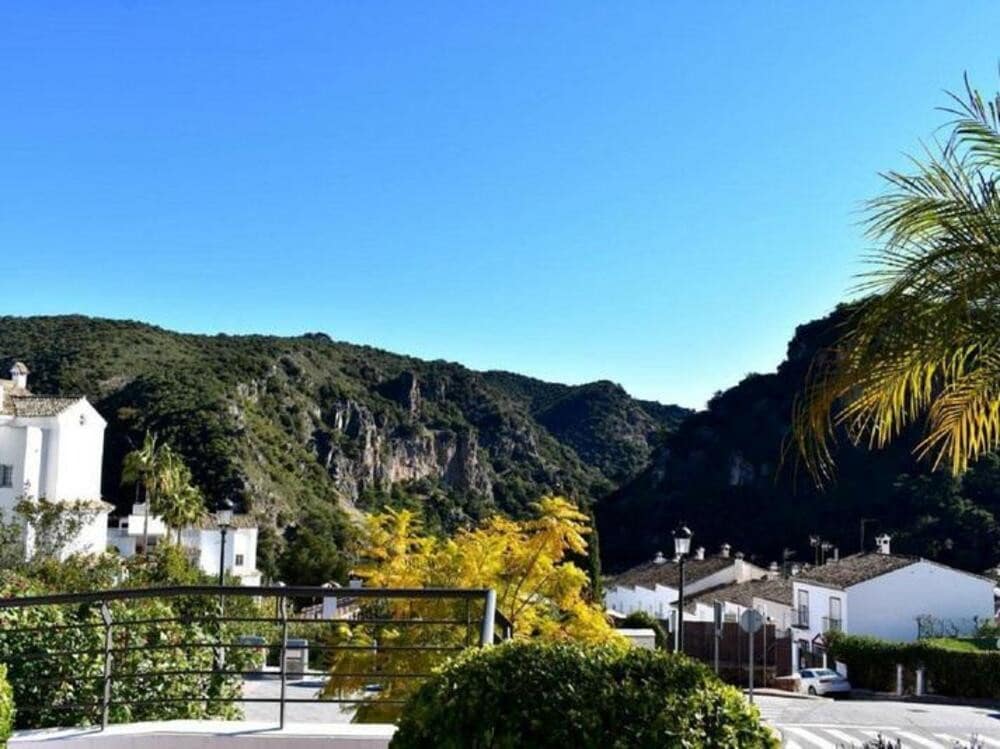 4 sovrum Semi-fristående Villa att hyra i Benahavis med pool garage - 2 700 € (Ref: 9232148)