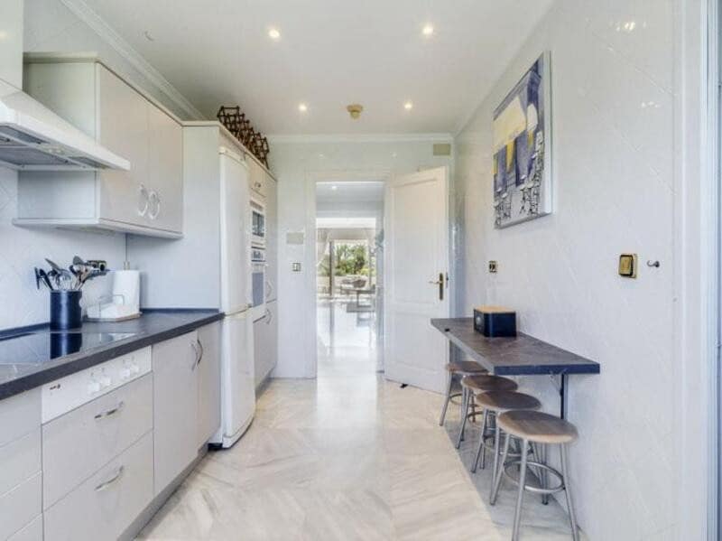 3 soveværelse Lejlighed til leje i Marbella med swimmingpool garage - € 6.000 (Ref: 9235953)