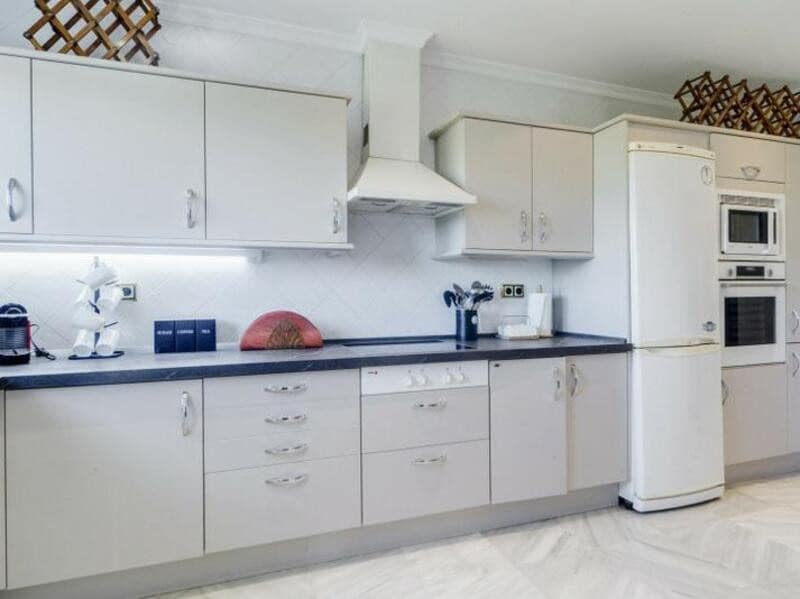 3 soveværelse Lejlighed til leje i Marbella med swimmingpool garage - € 6.000 (Ref: 9235953)