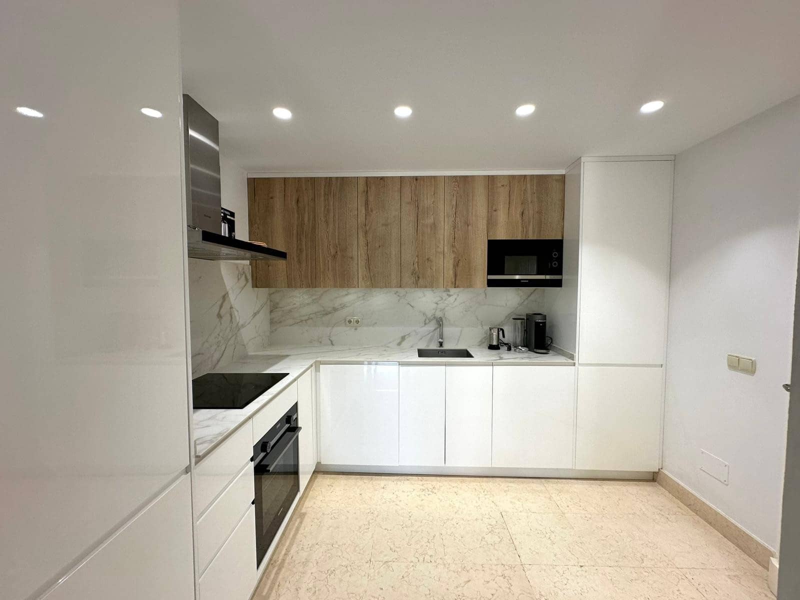 3 bedroom Apartment for rent in Benahavis with pool garage - € 3,500 (Ref: 9235954)