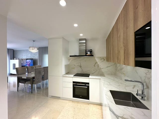 3 soverom Leilighet til leie i Los Arqueros - Puerto del Almendro, Benahavís med svømmebasseng garasje - € 3 500 (Ref: 9235954)