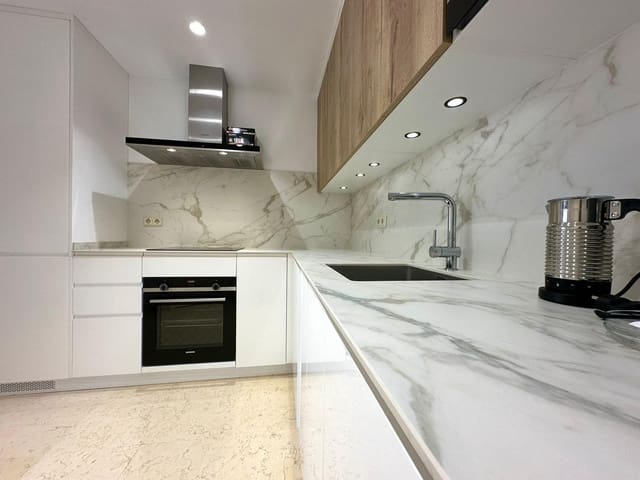 3 soverom Leilighet til leie i Los Arqueros - Puerto del Almendro, Benahavís med svømmebasseng garasje - € 3 500 (Ref: 9235954)