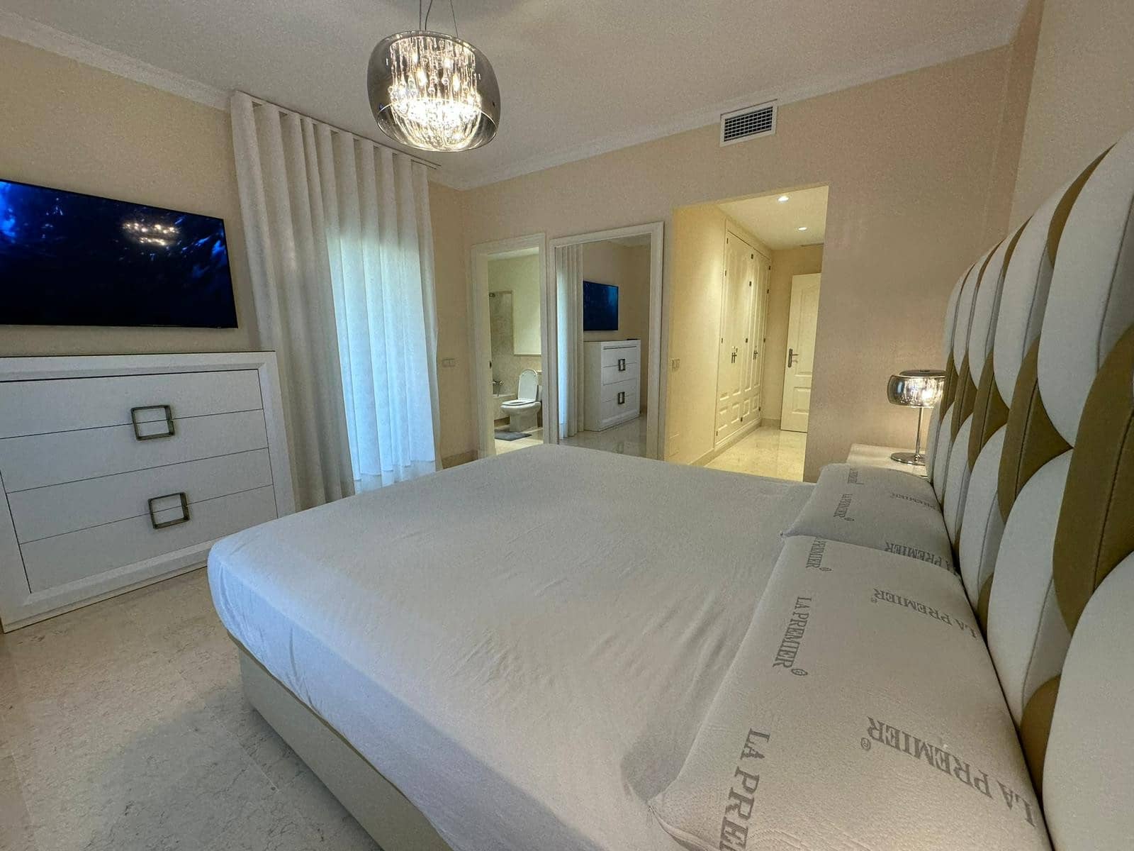 Apartamento de 3 habitaciones en Benahavís en alquiler con piscina garaje - 3.500 € (Ref: 9235954)