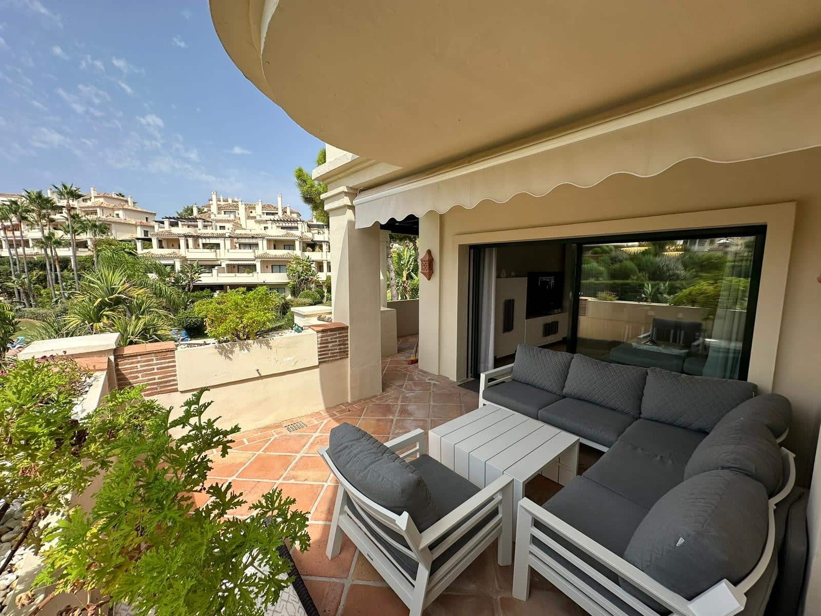 Apartamento de 3 habitaciones en Benahavís en alquiler con piscina garaje - 3.500 € (Ref: 9235954)