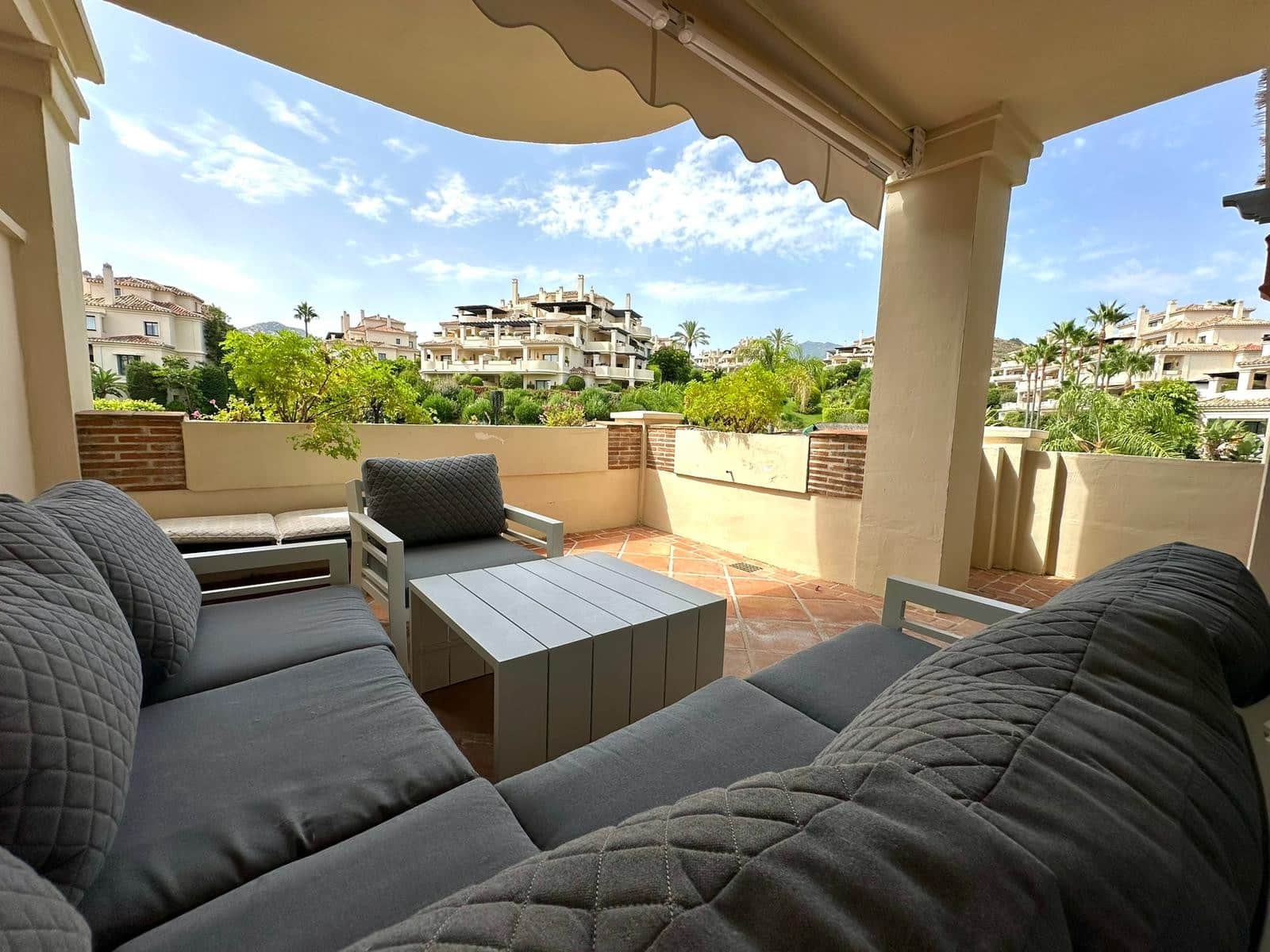 Apartamento de 3 habitaciones en Benahavís en alquiler con piscina garaje - 3.500 € (Ref: 9235954)
