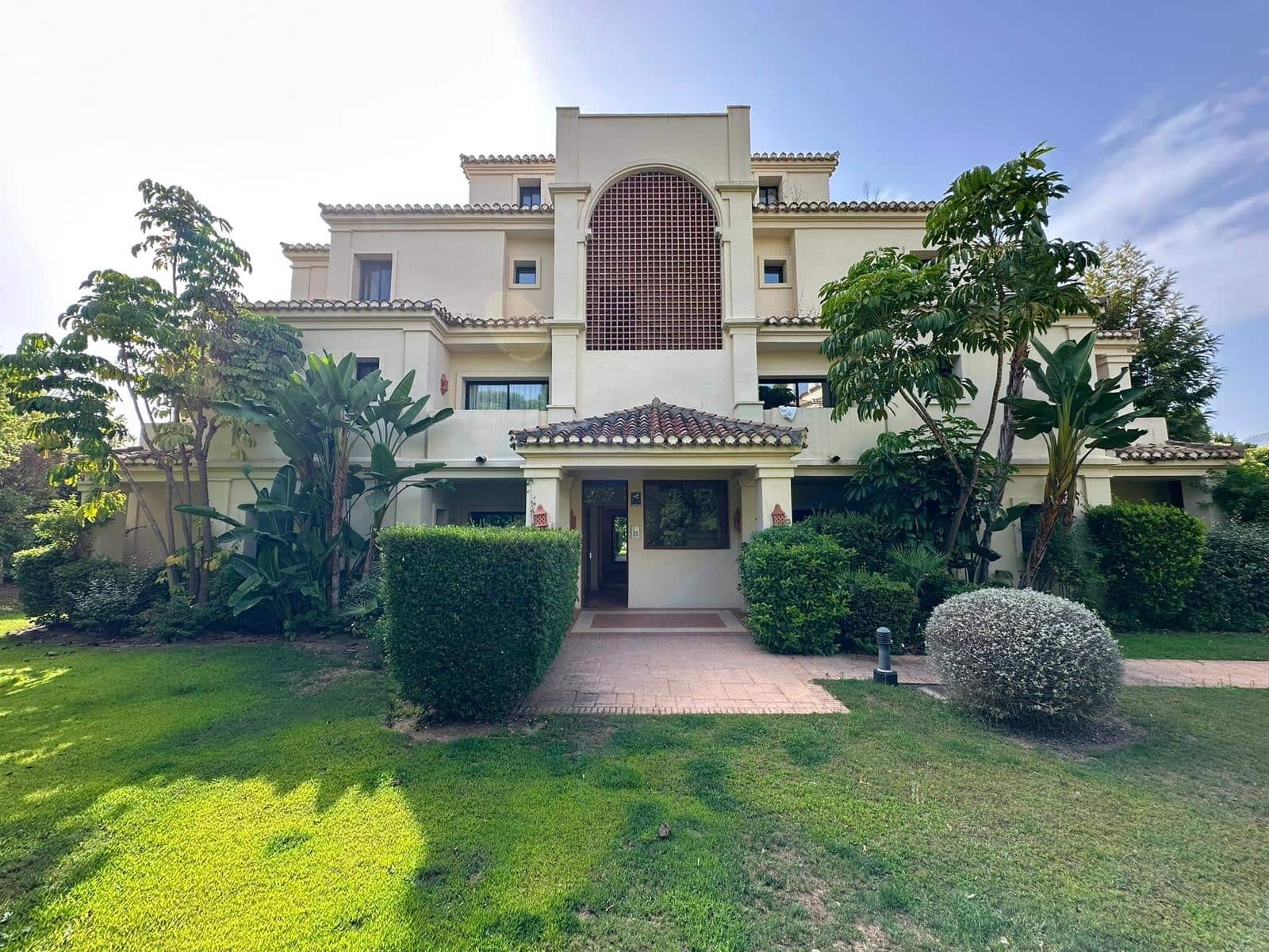 Apartamento de 3 habitaciones en Benahavís en alquiler con piscina garaje - 3.500 € (Ref: 9235954)