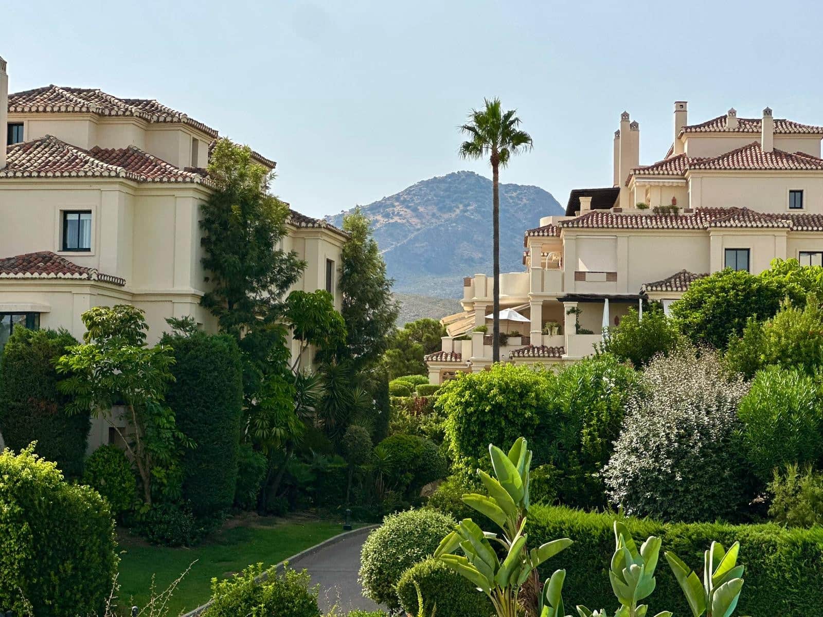 Apartamento de 3 habitaciones en Benahavís en alquiler con piscina garaje - 3.500 € (Ref: 9235954)