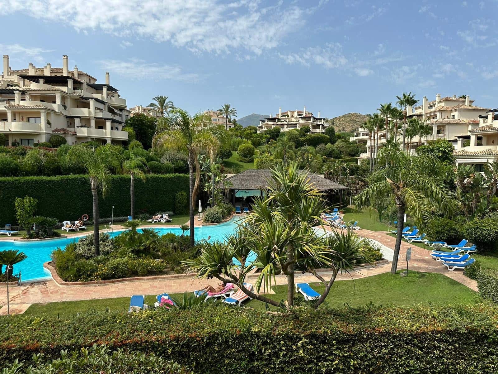 Apartamento de 3 habitaciones en Benahavís en alquiler con piscina garaje - 3.500 € (Ref: 9235954)