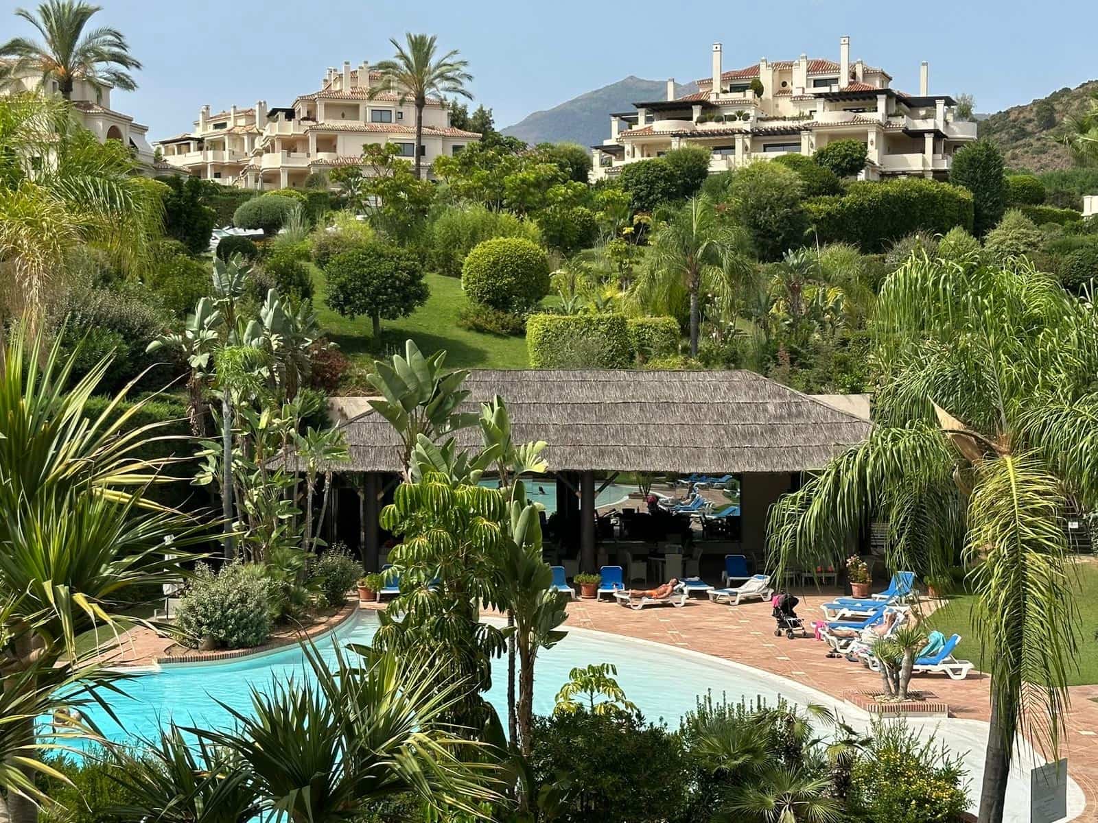 Apartamento de 3 habitaciones en Benahavís en alquiler con piscina garaje - 3.500 € (Ref: 9235954)