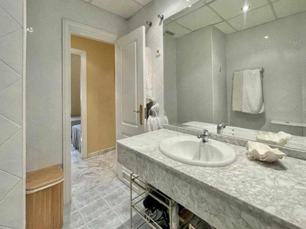 4 soveværelse Lejlighed til leje i Golden Mile med swimmingpool garage - € 4.100 (Ref: 9246289)