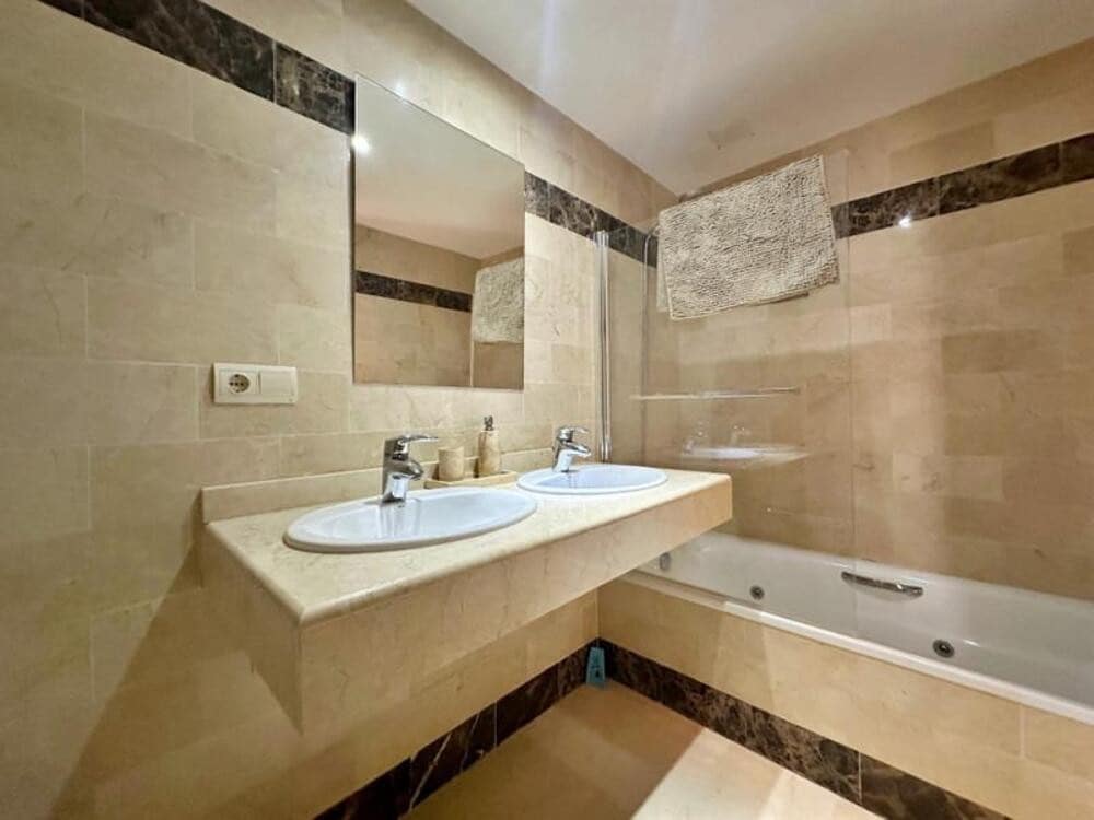 3 soveværelse Semi-Rækkehus til salg i Benahavis med swimmingpool garage - € 649.950 (Ref: 9254619)