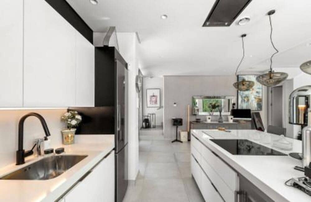 4 camera da letto Villa in vendita in New Golden Mile con piscina garage - 1.825.000 € (Rif: 9254622)