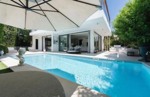 4 soveværelse Villa til salg i Nueva Atalaya, Estepona med swimmingpool garage - € 1.825.000 (Ref: 9254622)