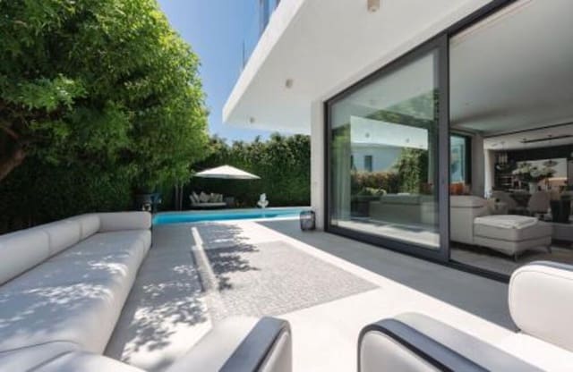 4 soveværelse Villa til salg i Nueva Atalaya, Estepona med swimmingpool garage - € 1.825.000 (Ref: 9254622)