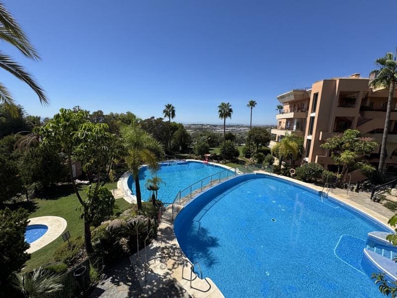 2 soverom Leilighet til salgs i Marbella med svømmebasseng garasje - € 525 000 (Ref: 9256682)