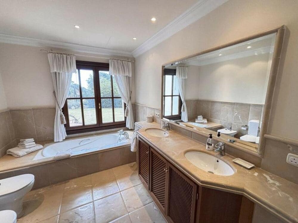 5 bedroom Villa for sale in La Zagaleta with pool garage - € 4,850,000 (Ref: 9263960)