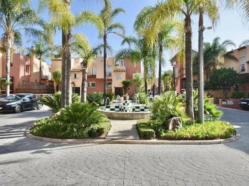 4 soveværelse Byhus til salg i Marbella med swimmingpool garage - € 650.000 (Ref: 9263961)