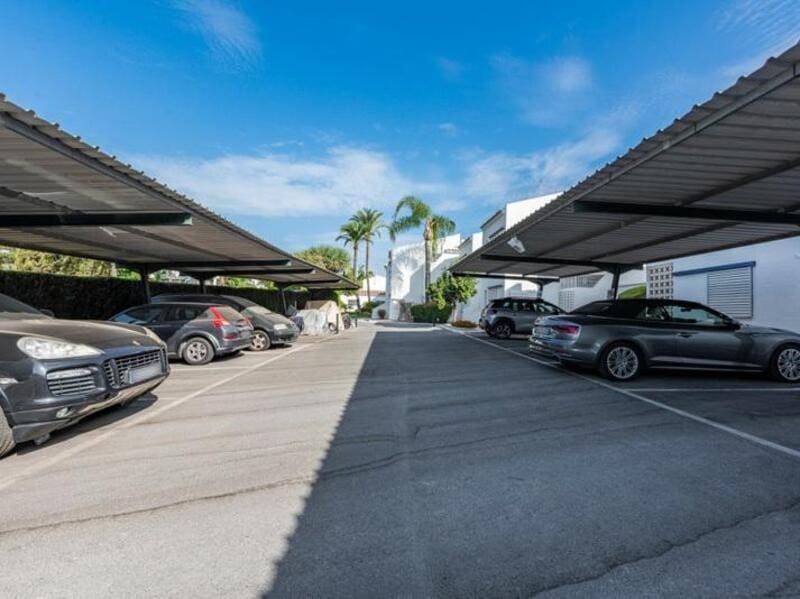 3 makuuhuone Huoneisto myytävänä paikassa Nueva Andalucia mukana uima-altaan 
autotalli - 599 000 € (Ref: 9263965)