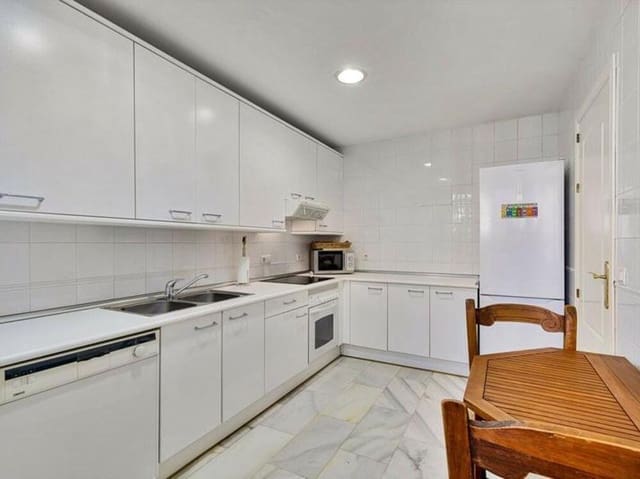 Casa de 3 habitaciones en Nueva Alcántara, Marbella en venta con piscina garaje - 790.000 € (Ref: 9269138)