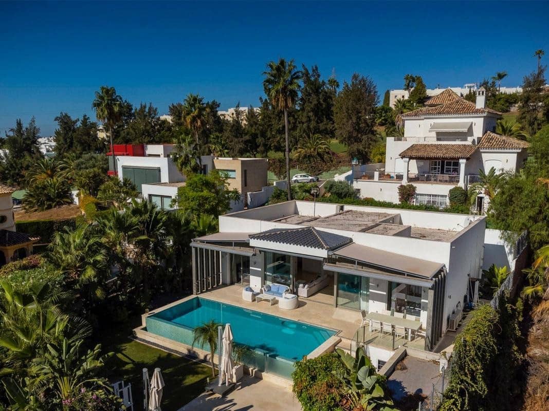5 bedroom Villa for sale in La Quinta with pool garage - € 2,150,000 (Ref: 9272041)