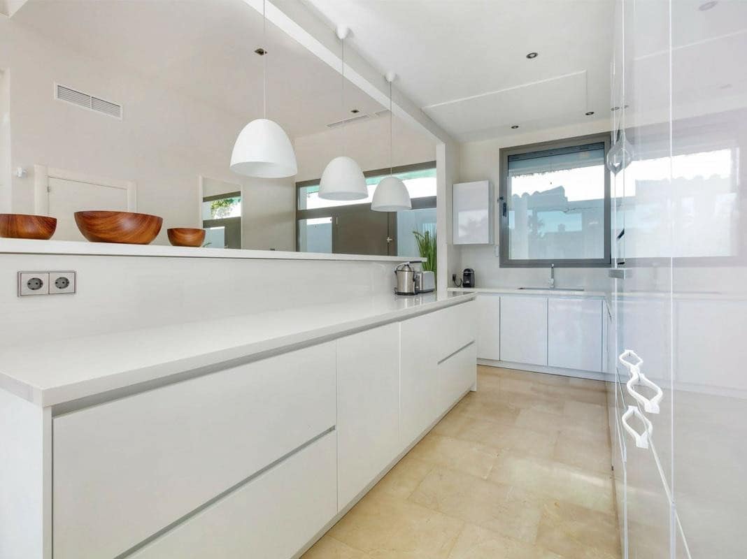5 bedroom Villa for sale in La Quinta with pool garage - € 2,150,000 (Ref: 9272041)