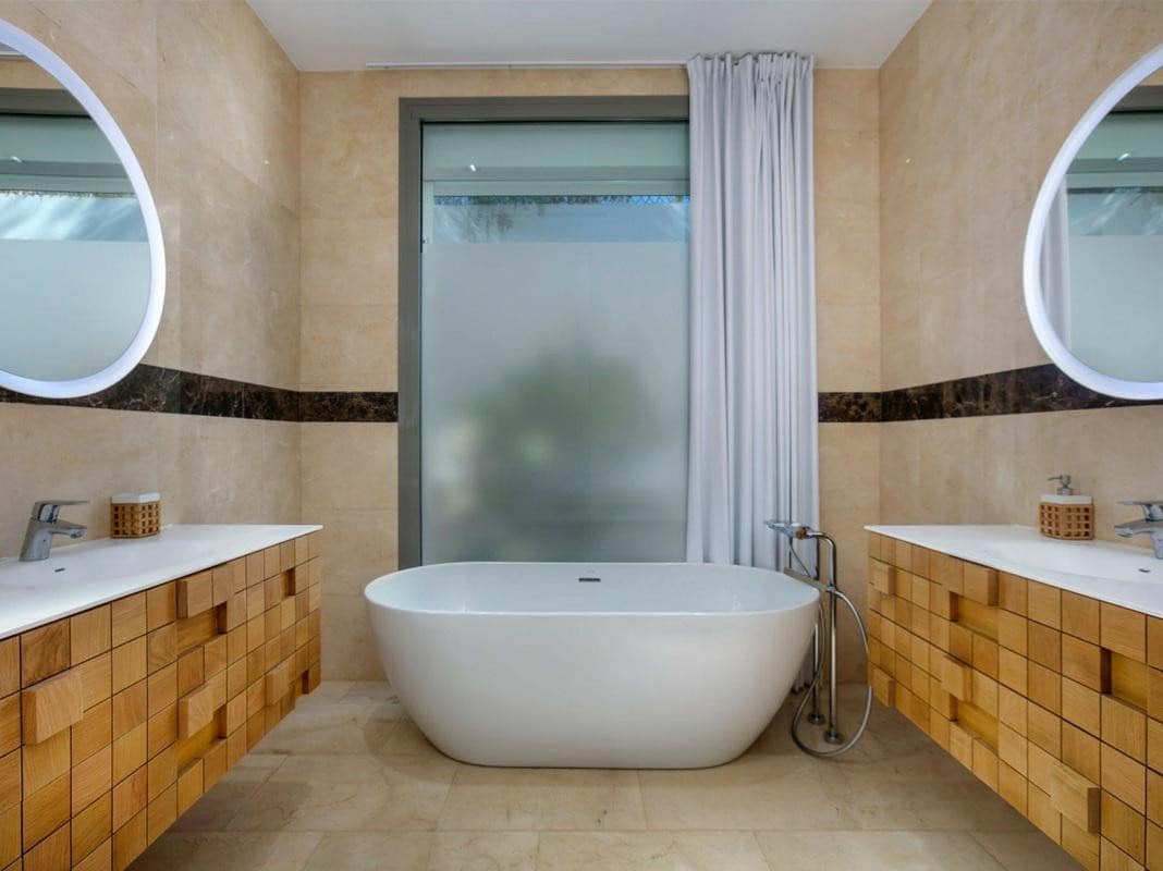 5 bedroom Villa for sale in La Quinta with pool garage - € 2,150,000 (Ref: 9272041)